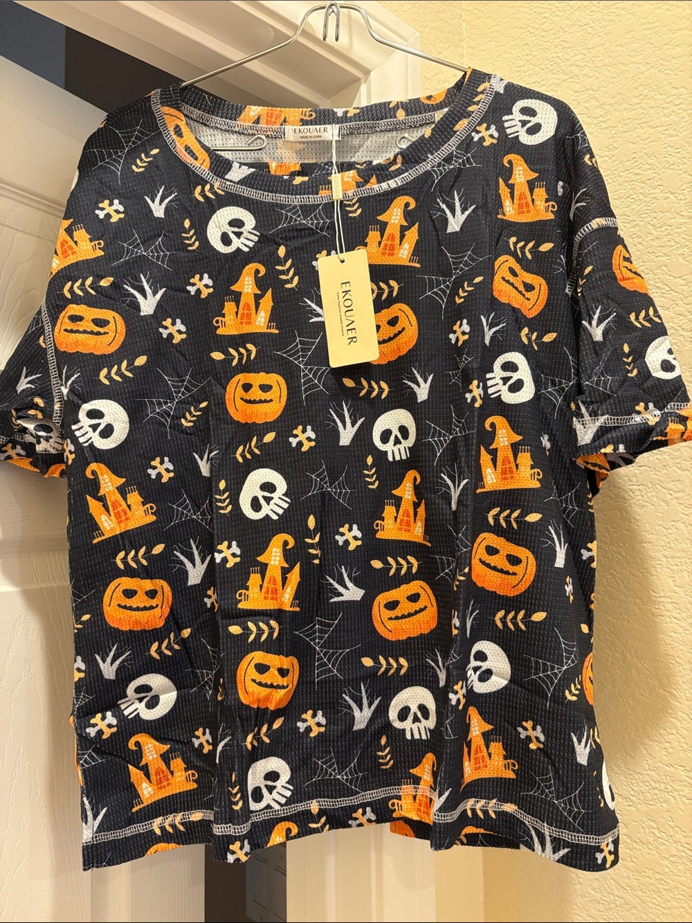 Wellness Black and Orange Halloween Print Short Sleeve Top and shorts, size smal